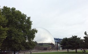 Point de départ de la rando, la Géode de la Cité des sciences mêle son gris métallique au gris du ciel.
