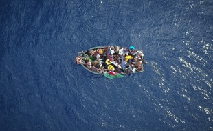 Une embarcation de migrants dans le détroit de Gibraltar, pris en photo avant d'avoir été secourus par la Guardia Civil (image d'illustration).
