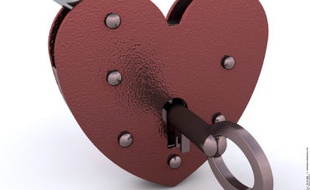 Un cadenas en forme de coeur, ouvert.