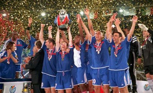 Les joueurs de l'équipe de France, soulevant le trophée de l'Euro 2000, après leur victoire en finale face à l'Italie (2-1, but en or), le 10 juillet 2000.