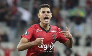 Bruno Guimaraes, ici lors d'un match de Libertadores avec son club brésilien de l'Athletico Paranaense.
