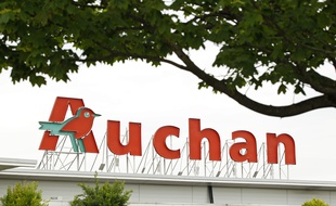 La voiture a explosé près du parking du magasin Auchan de Brétigny-sur-Orge.