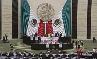 Le Parlement du Mexique a adopté définitivement jeudi la réforme constitutionnelle qui met fin à 75 ans de monopole de l'Etat sur les ressources énergétiques.