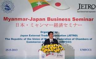 Le Premier ministre japonais Shinzo Abe a promis samedi "toute l'aide possible" de son pays au développement de la Birmanie au premier jour d'une visite axée sur l'économie, lors de laquelle il a notamment apporté son soutien à une zone industrielle majeure près de Rangoun.