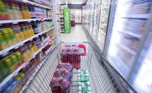 Illustration d'un chariot dans un supermarché.