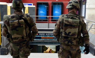 Des militaires gare d'Austerlitz le 14 novembre 2015 à Paris