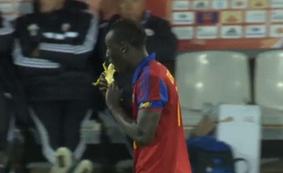 Famara Diedhiou, attaquant du GFC Ajaccio, mange une banane pour célébrer son but lors d'un match contre le Red Star en National, le 2 mai 2014.