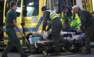 Les secours emmènent Ian Tomlinson, victime d'un malaise après avoir été bousculé par un policier en marge des manifestations lors du G20 de Londres, le 1er avril 2009.
