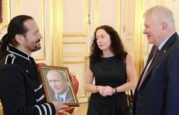 Francis Lalanne a reçu un portrait dédicacé de Vladimir Poutine