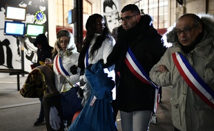 Les élus Anne Lebreton, Mama Sy, Abdel Omar et Abdel Salem Hitache s'apprêtent à passer la nuit dehors, le 28 février 2018.