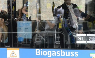 Des passagers dans un bus roulant au biogaz à Stokholm, le 8 juin 2013