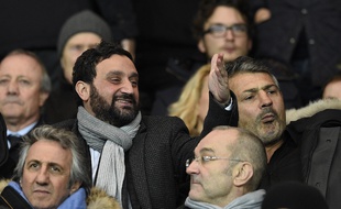 Cyril Hanouna, ici dans les tribunes du Parc des Princes pour un OL-PSG, en décembre 2015 aux côtés de Bernard Lacombe.