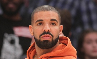 Le rappeur Drake à un match de basketball