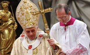 Le pape Benoît XVI a déclaré que tout reposait dans l'Eglise sur la foi lors d'une messe solennelle à la basilique Saint-Pierre en présence des 22 cardinaux qu'il a créés samedi.