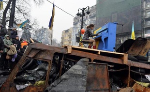 Une cascade de sons perlés d'une étude de Chopin, puis l'hymne national ukrainien et "Let it be" des Beatles ont jailli lundi d'un piano juché sur la plus célèbre barricade de Kiev bâtie avec les épaves rouillées des cars de la police.