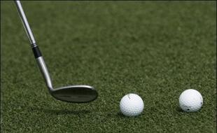Deux balles de golf et un club (illustration).