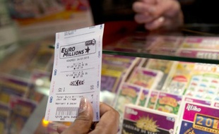 Une personne tient un ticket de l'Euromillions le 3 janvier 2013 à Paris