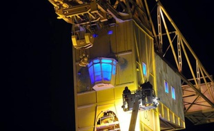 Un homme qui s'est retranché toute la journée de vendredi en haut d'une grue géante située au coeur de Nantes dans les anciens chantiers navals, pour un problème de garde d'enfant, s'apprêtait à y passer la nuit vendredi soir tandis que les forces de sécurité s'organisaient pour une veille, a constaté une journaliste de l'AFP.