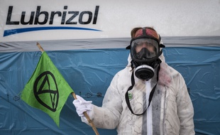 Des militants d'Extinction rébellion devant l'usine de Lubrizol à Rouen, mi-janvier.