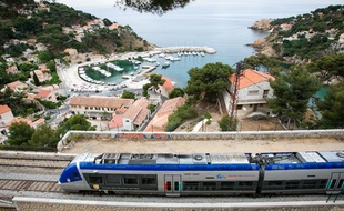 Ensues la redonne le 31 mai 2011 - Le train de la côte bleue qui relie Marseille à Sausset en passant par Ensues la redonne ( photo ) et Niolon