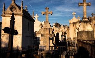Cinq tombes dégradées dans un cimetière près de Pau.