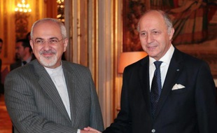 Le ministre iranien des Affaires étrangères Hassan Rohani et son homologue français Laurent Fabius, au Quai d'Orsay à Paris, le 5 novembre 2013