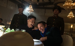 Randall Park et James Franco dans