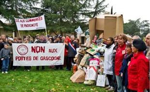 La centaine de manifestants a construit une pyramide de déchets pour dénoncer la société de surconsommation et le gaspillage.