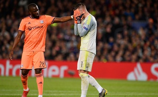 Tanguy Ndombele tente de consoler Anthony Lopes, dépité de devoir quitter le terrain après seulement 34 minutes de jeu, mercredi au Camp Nou. Josep LAGO