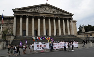 Des membres de Nuit debout protestent contre la loi travail devant l'assemblée nationale le 20 juillet 2016