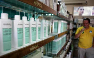 Les produits Ahava sur le site de production de Mitzpe Shalem à Kalya, au bord de la mer morte, le 12 juillet 2011