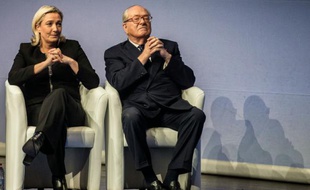 La présidente du FN Marine Le Pen (g) et son père Jean-Marie Le Pen, le 29 novembre 2014 à Lyon