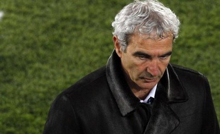 Raymond Domenech, abattu après la défaite des Bleus face au Mexique le 17 juin 2010.