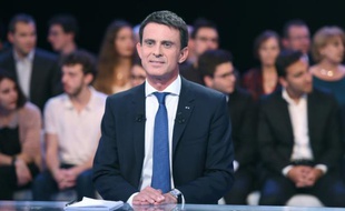 Le Premier ministre Manuel Valls sur le plateau de France 2 lors de l'émission "Des Paroles et des Actes", le 24 septembre 2015