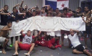 Les joueurs du Panama posent avec une banderole