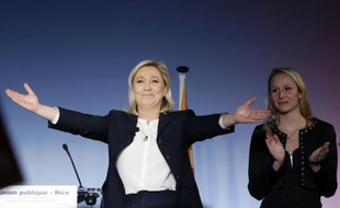 La présidente du FN Marine Le Pen (g) et la vice-présidente du parti Marion Maréchal-Le Pen durant une réunion publique à Nice, le 27 novembre 2015