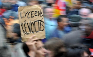 La rentrée des lycéens après les vacances de la Toussaint s'est déroulée jeudi sans blocage et dans le calme, avec quelques manifestations dans de grandes villes, l'objectif de leurs organisations comme de celles des étudiants étant surtout de faire défiler les jeunes samedi.