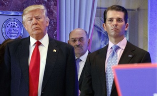 Donald Trump et son fils Donald Trump Jr. à New York, le 11 novembre 2017.