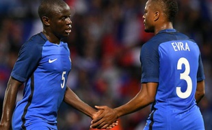 Les Français N'Golo Kanté et Patrice Evra, lors d'un match de préparation à l'Euro, le 4 juin 2016 à Metz