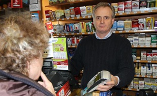 Ce buraliste craint une baisse de sa clientèle fumeuse.