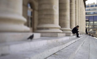 La Bourse de Paris, ébranlée par le difficile sauvetage de Chypre, espère qu'une solution sera validée par la zone euro avant la date butoir de lundi, afin de retrouver de la sérénité au cours d'une semaine écourtée en raison de Pâques et pauvre en statistiques.