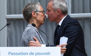 Elisabeth Borne et François de Rugy, lors de la cérémonie de passation de pouvoir, à l'Hotel Roquelaure, siège du ministère de la Transition écologique, le 17 juillet.