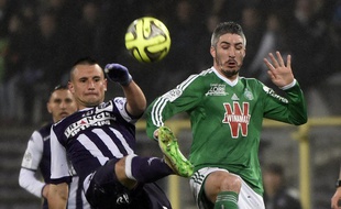 Dragos Grigore (Toulouse, à gauche) et Fabien Lemoine (Saint-Etienne) lors du match de Ligue 1 TFC - ASSE, le 28 février 2015.