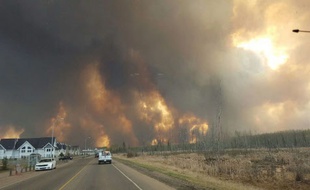 La totalité des habitants de Fort McMurray ont été priés d'évacuer la ville.