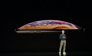 Tim Cook présentant les iPhone Xs.