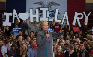 Hillary Clinton s'exprime devant les étudiants de l'Abraham Lincoln High School à Des Moines, dans l'Iowa, le 31 janvier 2016