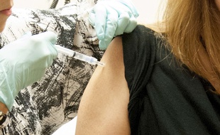 Illustration d'une femme participant à une campagne de test d'un vaccin contre Ebola, le 2 septembre 2014.