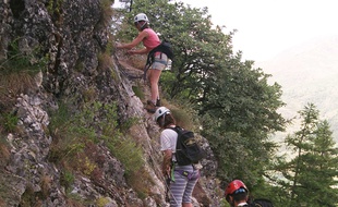 Illustration d'une via ferrata.