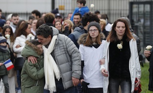 Les parents de Cédric Chouviat lors de la marche blanche pour lui rendre hommage ce dimanche.