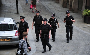 Des policiers britanniques dans les rues de Manchester, samedi 27 mai.